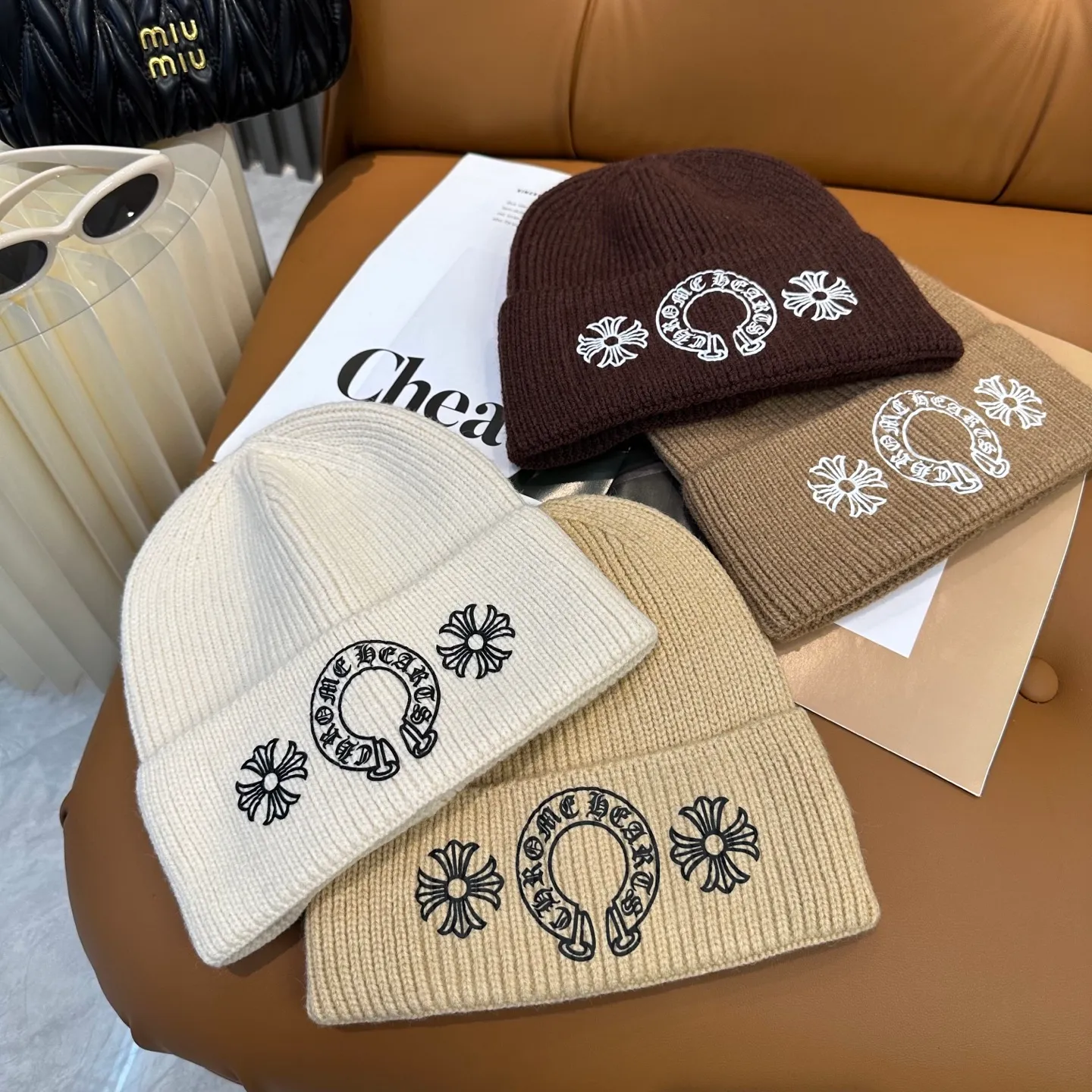 P50 🤍Chrome hearts new autumn and winter cross knitted hat🧶 One of the must-have hats in autumn and winter~ It really looks good on whoever wears it~, it is also a perfect match in black and white and gray in autumn~
